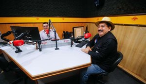 Prefeito de Rio Largo concede entrevista em Arapiraca destacando sucesso de seu governo