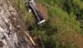 Condutor de caminhão fica ferido após veículo faltar freios e cair em ribanceira na Serra das Pias