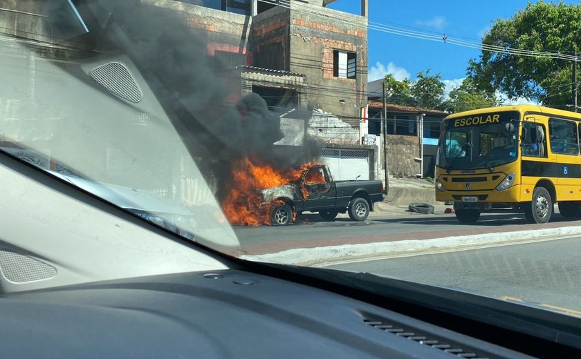 Carro equipado com sistema de GNV pega fogo no bairro Guaxuma