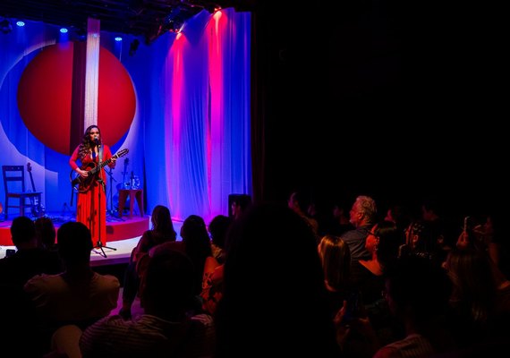 Sucesso absoluto: Fernanda Guimarães volta ao Theatro Homerinho com show 'Meu Som Djavan'