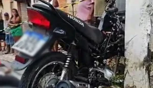 Motociclista morre após perder direção do veículo e colidir violentamente contra poste de energia elétrica