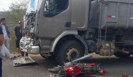 Motociclista morre em colisão contra caminhão caçamba na AL-145
