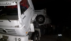 Caçamba tomba em pista após freio falhar