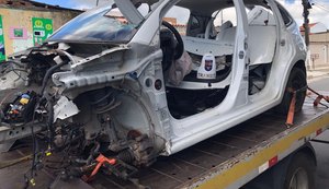 Polícias apreendem veículo com queixa de roubo durante a Operação Desmontar