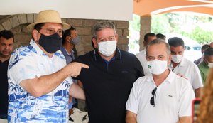Gilberto Gonçalves prestigia entrega de casas em Junqueiro ao lado de Arthur Lira