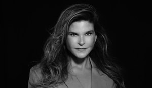Cristiana Oliveira lança autobiografia que transforma a história de sua vida em um despertar para resgate da autoestima
