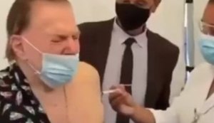 De pijama, Silvio Santos toma segunda dose de vacina contra Covid-19