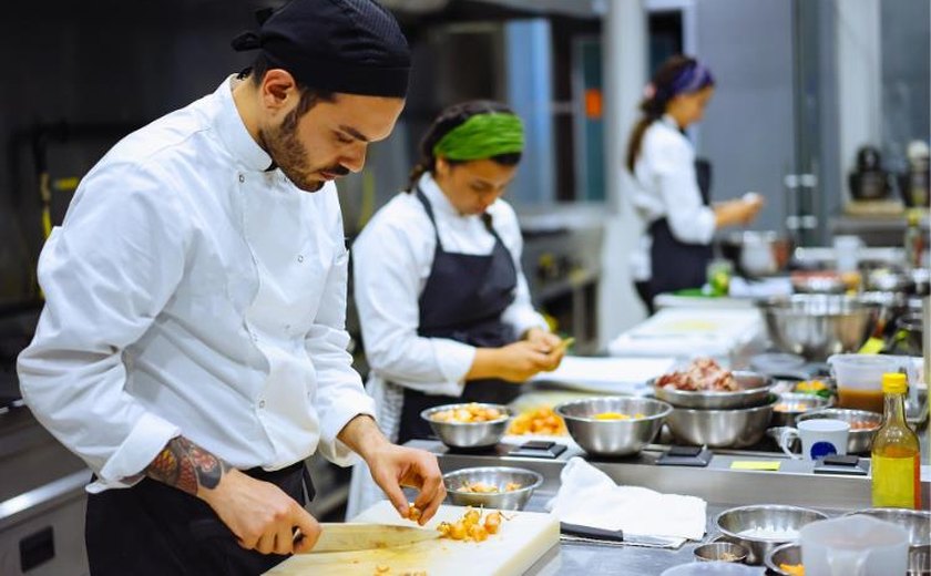 Um terço dos bares e restaurantes pretende contratar para o fim de ano