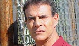 Afastado da Globo, ex-galã vende sanduíche na praia do Rio aos 64 anos