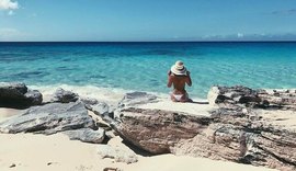 Bruna Marquezine posa sem maquiagem no Caribe e exibe bronzeado
