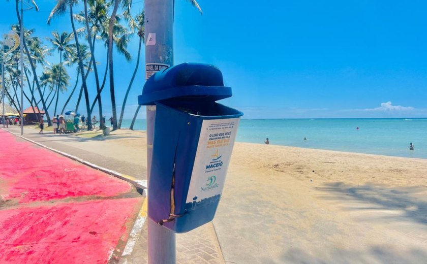 Papeleiras instaladas para coleta de resíduos na orla são alvos de vandalismo