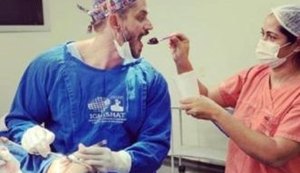Ex-BBB Marcos Harter posta foto comendo em cirurgia; conselho investiga