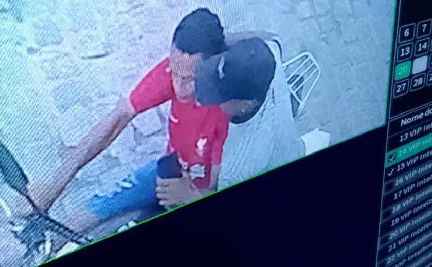 Vídeo: criminosos em motocicleta são flagrados assaltando adolescentes em plena luz do dia