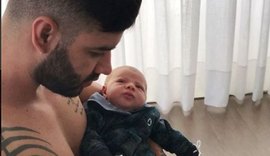 Gusttavo Lima encanta a web tocando piano para o filho