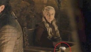 Game of Thrones esquece copo de café em cena do novo episódio e vira piada