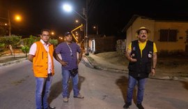 Prefeito acompanha instalação de luminárias de LED no Jarbas Oiticica em Rio Largo