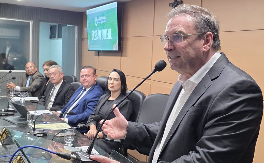 Prefeito Luciano parabeniza o médico Ulisses Pereira pelo título de Cidadão Honorário de Arapiraca