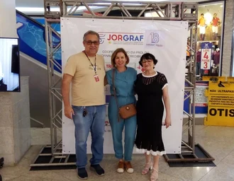 Exposição 18 anos da Tribuna recebe visita da apresentadora Estela Nascimento