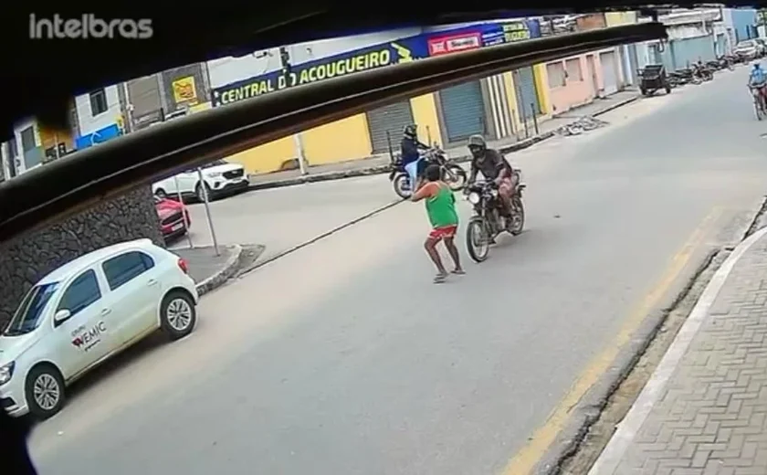 Mulher é atropelada por motocicleta enquanto atravessava rua em Arapiraca