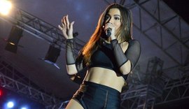 Anitta mostra tatuagem em 'dose dupla' e ganha elogios na web