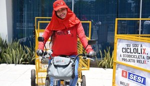 Sesi e Relix fazem entrega de bicicletas adaptadas a catadores