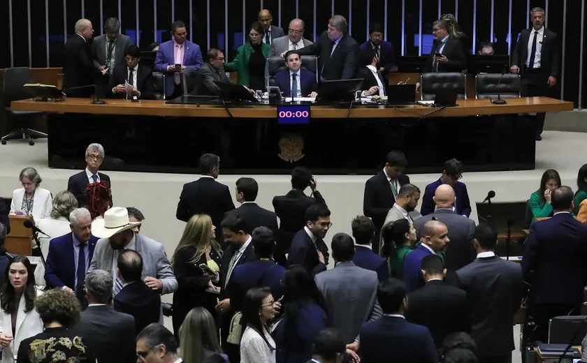 Câmara aprova texto que dificulta denúncia criminal contra parlamentar