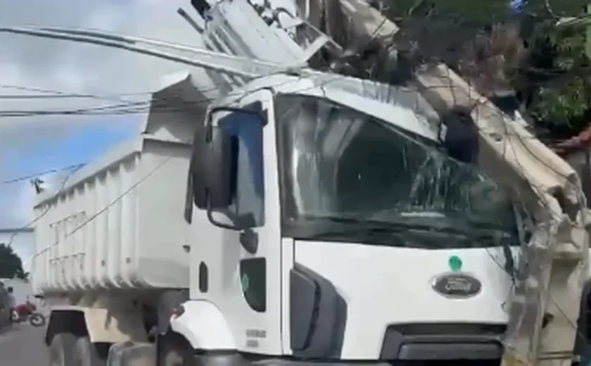 Poste de energia elétrica é atingido por caminhão-caçamba em Delmiro Gouveia