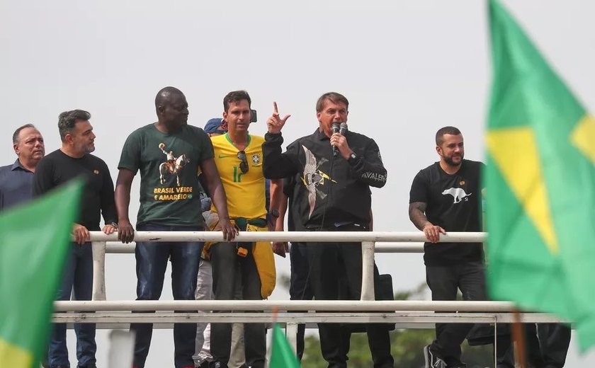Sem usar máscara, Bolsonaro participa de passeio com apoiadores no Rio de Janeiro