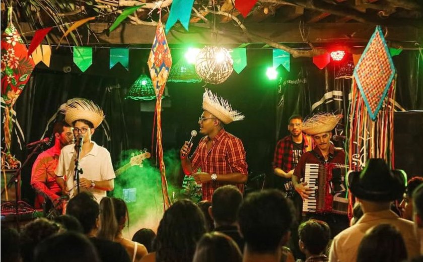 Banda de forró com três jovens se destaca em apresentações de Maceió e região