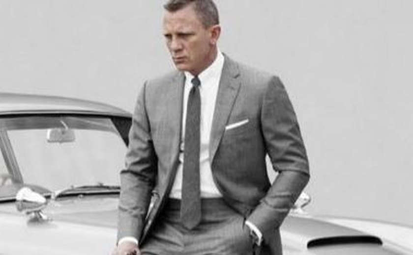 Ator de 007 leiloa tradicional Aston Martin do personagem para caridade