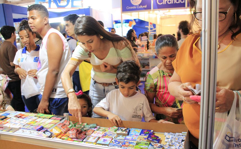 Mais de 200 mil comparecem à Bienal Internacional
