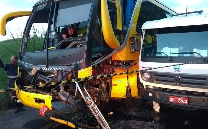 Ônibus de turismo e caminhão colidem e vítima fica presa às ferragens