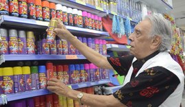Brincadeiras com serpentina e confete no Carnaval podem causar riscos ao folião