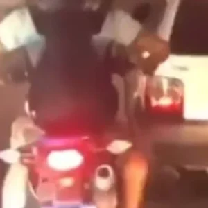 Motociclista é flagrado bode na garupa de moto em avenida de Maceió