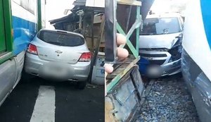 Motorista faz ultrapassagem em linha férrea e veículo é atingido e arrastado por metros