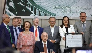 Pediatra Milton Hênio recebe comenda Tavares Bastos em sessão emocionante