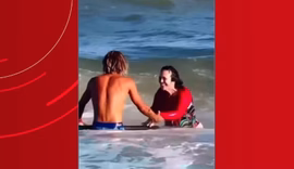 Surfista resgata mulher que se afogava na Praia do Francês, em Marechal Deodoro