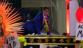 Marcelo Adnet 'paga' flexões à la Bolsonaro e leva laranjal à Sapucaí