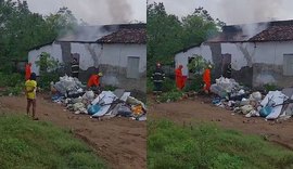 Teto de casa que armazenava materiais recicláveis desaba após incêndio