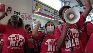 Integrantes do MLB entram em supermercados de todo o país e pedem cestas básicas