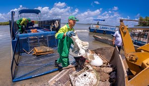 Volume de lixo tirado da Lagoa Mundaú pelos Ecoboats caiu pelo 5º mês seguido