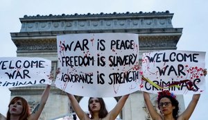 Femen denuncia 'criminosos de guerra' entre convidados para celebrar armistício em Paris