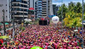 Foliões lotam orla de Maceió para aproveitar prévias carnavalescas
