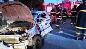 Colisão entre carro e caminhão deixa feridos na Durval de Góes Monteiro