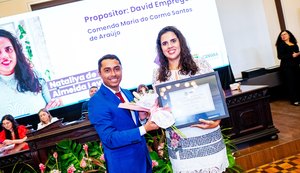Professora é homenageada em Sessão Solene da Câmara de Maceió pelo vereador David Empregos