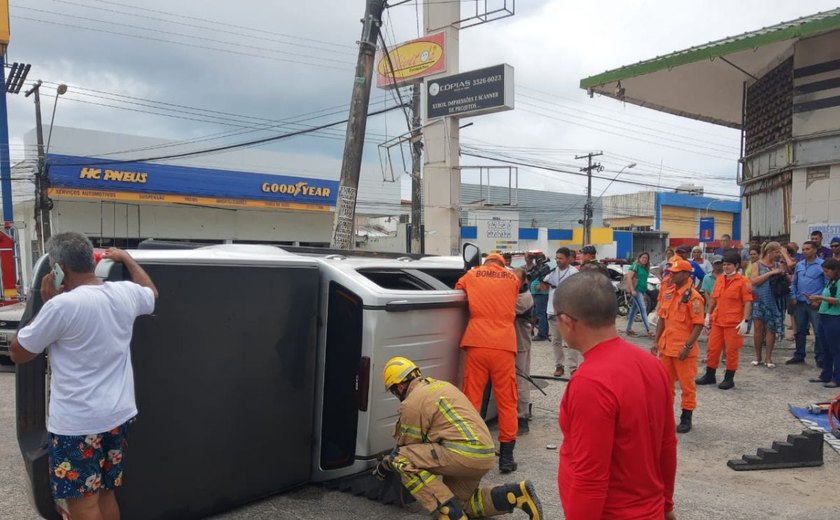 Após manobra irregular, caminhonete provoca acidente com Ecosport e tomba no Farol