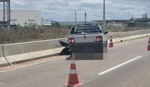 Após ser atingido por carro, motociclista é arrastado por cerca de 50 metros e morre na AL-220
