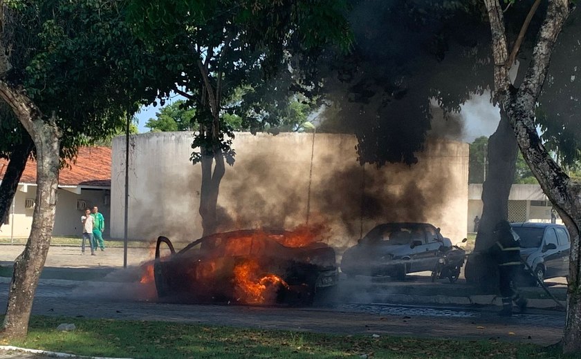 Veículo pega fogo dentro do Campus da Ufal em Maceió