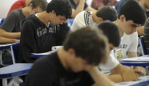 Em AL, cai o número de pessoas sem instrução ou fundamental completo e aumenta a proporção com ensino superior