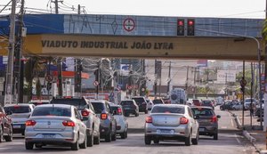 Obras de reparo asfáltico interditam novo trecho da Avenida Gustavo Paiva nesta segunda (10)